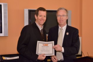 Ivan Maisel, FWAA Past President, (left) accepted an FWAA Best Writing Award Certificate from FWAA Board member Malcolm Moran. (Photo courtesy of Rose Bowl)
